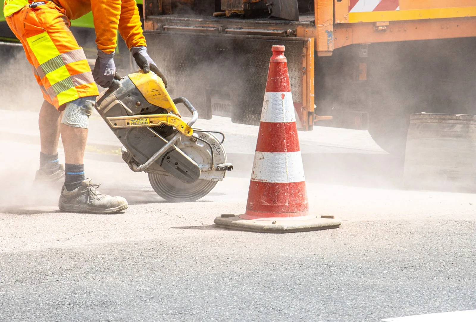 Asphalt cutting — road crew